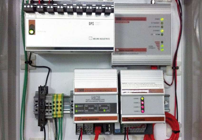 Obr. 4 Bezdrôtový prijímací panel inštalovaný v kotolni celulózky a papierne. Modul rozhrania EMM Ethernet/MODBUS systému koncentrátora NCS NET slúžil ako MODBUS master na získavanie údajov HART z HCS umiestneného v lokalite nádrže.
